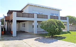 6 Bedroom House in Struisbaai