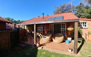 2 Bedroom House in Waterkloof Park