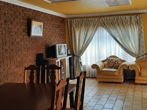3 Bed Townhouse in Vereeniging Central