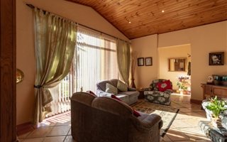 4 Bedroom House in Blomtuin
