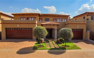4 Bedroom Cluster in Faerie Glen