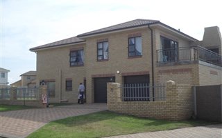 3 Bedroom Duet in Hartenbos Heuwels