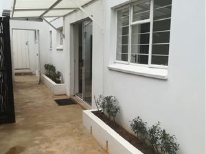 1 Bed Garden Cottage in Parktown North