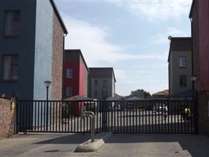 2 Bed Apartment in Rooihuiskraal North