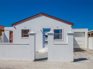 4 Bed House in Strandfontein