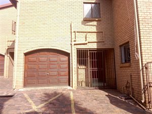 3 Bed Townhouse in Roodekrans