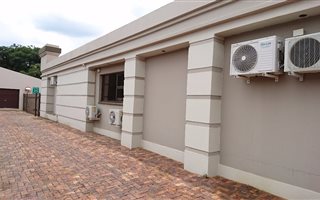 950 m² Office Space in Three Rivers