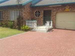 3 Bed House in Dennesig