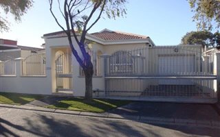 3 Bedroom House in Grassy Park