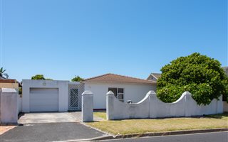2 Bedroom House in Kensington