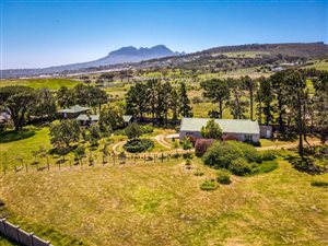 6 Bed House in Sir Lowrys Pass