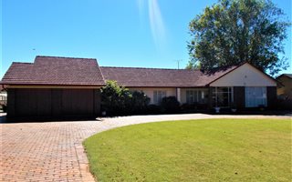 6 Bedroom House in Daggafontein