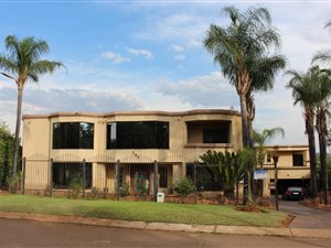 10 Bedroom House in Erasmia