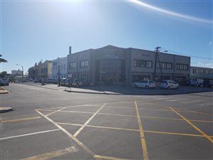 180 m² Commercial space in Tableview