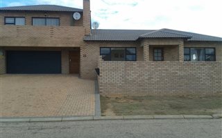 4 Bedroom House in Hartenbos Heuwels
