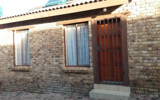 2 Bedroom Townhouse in Olievenhoutbosch