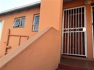 2 Bed Flat in Airport Park
