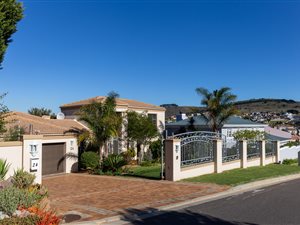 5 Bed House in Van Riebeeckshof