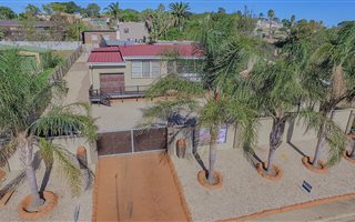 8 Bedroom House in Fairbridge Heights