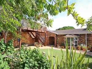 4 Bedroom House in Constantia
