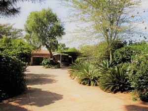 1300 m² Commercial space in Die Hoewes