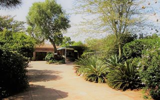 1300 m² Commercial space in Die Hoewes