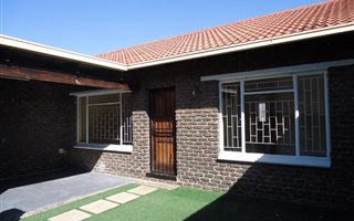 2 Bedroom Townhouse in Rensburg