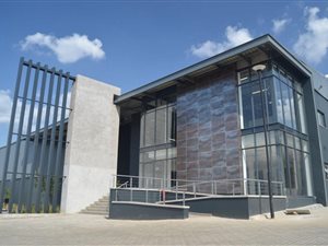 1300 m² Commercial space in Louwlardia