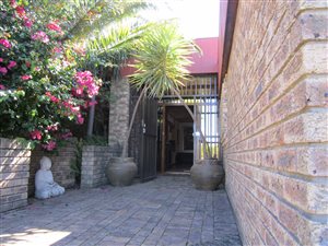 3 Bed House in Montclair