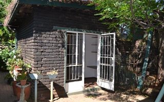 Bachelor apartment in Esther Park