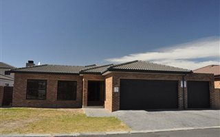 4 Bedroom House in Burgundy Estate