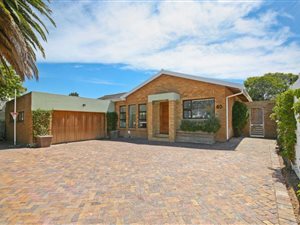 3 Bed House in Bergvliet