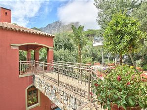 6 Bed House in Higgovale