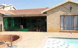 4 Bedroom House in Buffelspoort