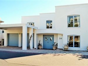 6 Bed House in Paradise Beach