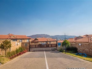 3 Bed Apartment in Ruimsig AH