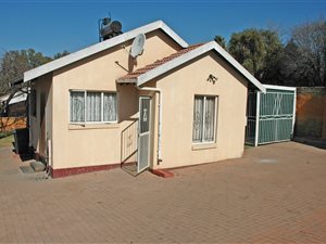 2 Bedroom House in Lombardy West