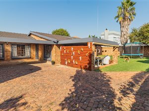 4 Bed House in Moreleta Park