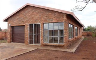 3 Bedroom House in Akasia