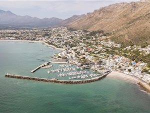 827 m² Land available in Gordons Bay Central