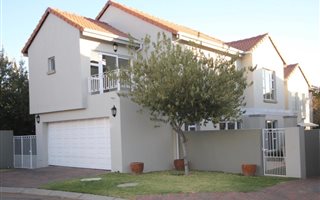 4 Bedroom Townhouse in Eagle Canyon Golf Estate