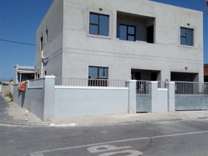 10 Bed House in Crossroads