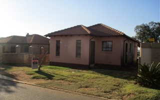 3 Bedroom House in Roodepoort West