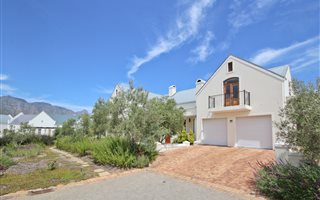 5 Bedroom House in De Zalze