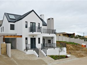 3 Bed House in La Roche