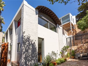 3 Bed House in St James