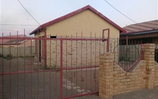 2 Bedroom House in Blomanda