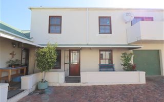 3 Bedroom Townhouse in Somerset West Central