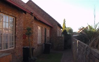 2 Bedroom Simplex in Die Hoewes