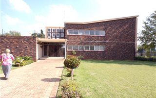 2 Bedroom Apartment in Monument